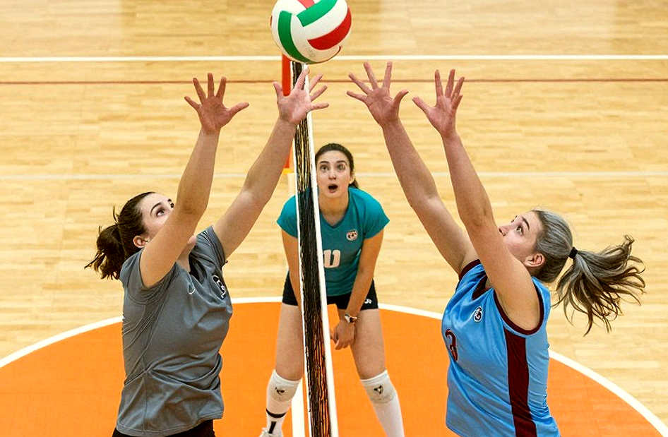 Sáu cú giao bóng, mười pha chắn và tấm vé Olympic: Türkiye hạ Serbia 3-0 ở bán kết EuroVolley 2026